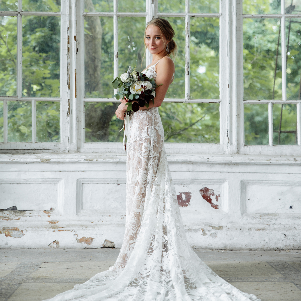 Modne suknie ślubne 2023. Oto wiodące trendy na lato i najpiękniejsze fasony sezonu